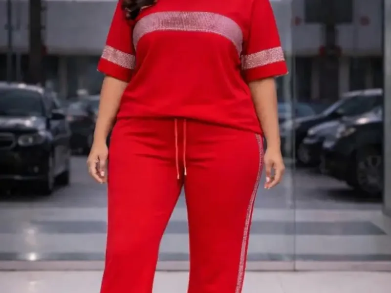 Women’s short-sleeved tracksuit / loungewear set (crew neck top and matching trousers).